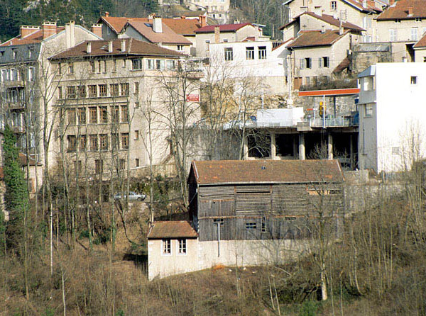 Vue extérieure du séchoir à ébauchons chez Chapuis-Comoy