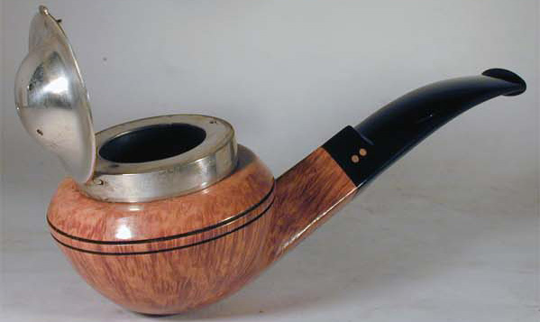 Vue d'ensemble de la pipe Radice avec son couvercle ouvert Vue d'ensemble de la pipe Radice avec son couvercle ouvert