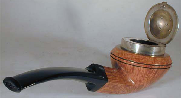 Vue d'ensemble de la pipe Radice avec son couvercle ouvert Vue d'ensemble de la pipe Radice avec son couvercle ouvert