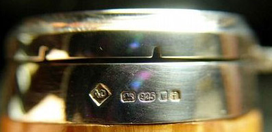 Poinçon sur le couvercle de la pipe Kennedy Poinçon sur le couvercle de la pipe Kennedy