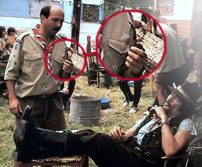 Gros plan sur la pipe du chef scout